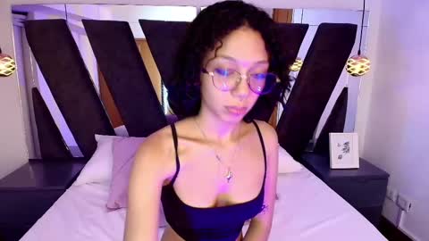 Snapshot of abril_lee__ chatting on 02.10.25  Abril  online show from 02.10.25