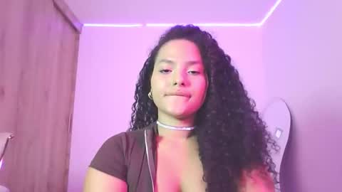 Snapshot of abril_ricci chatting on 10.10.25 Abril  online show from 10.10.25