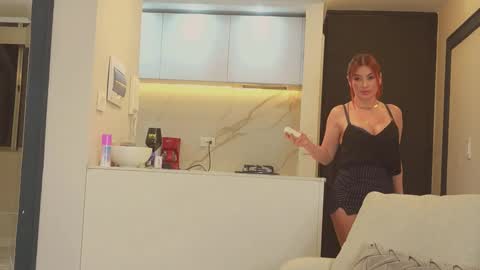 Abril Colls online show from 11.04.25