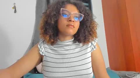 Snapshot of ada_gales_ chatting on 11.04.25 Isa online show from 11.04.25