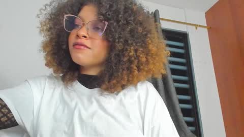 Snapshot of ada_gales_ chatting on 11.07.25 Isa online show from 11.07.25