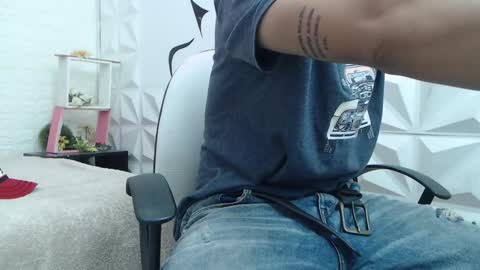 Snapshot of adam_evehotroom chatting on 02.05.25 adam_evehotroom online show from 02.05.25