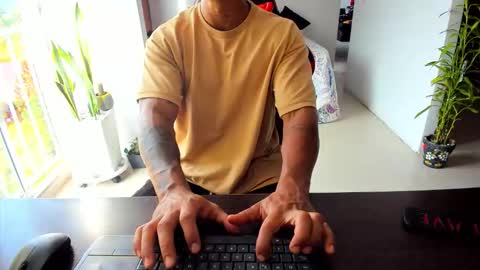 Snapshot of adam_valencia chatting on 11.09.25 Adam Valencia online show from 11.09.25