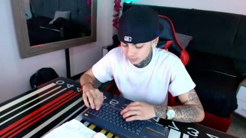 AdamsWalkerr  online show from 04.25.26