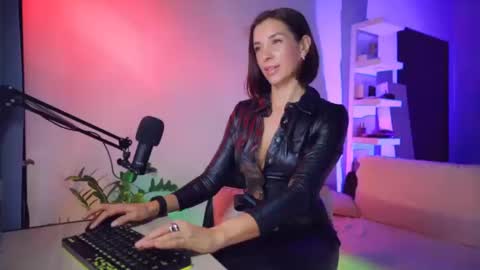 Snapshot of addictsqueen chatting on 10.12.25 ADDICTION online show from 10.12.25