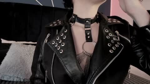 Snapshot of adeelinee chatting on 12.18.24 Ade online show from 12.18.24