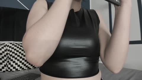 Snapshot of adeelinee chatting on 01.18.25 Ade online show from 01.18.25