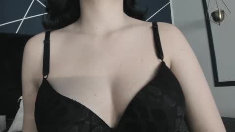 Snapshot of adeelinee chatting on 02.11.25 Ade online show from 02.11.25