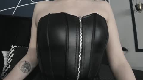 Snapshot of adeelinee chatting on 03.10.25 Ade online show from 03.10.25