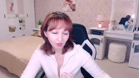 Snapshot of adelemoran chatting on 01.26.25 AdeleMoran online show from 01.26.25