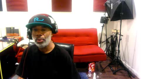 Snapshot of adick_ting chatting on 11.18.25 adick_ting online show from 11.18.25