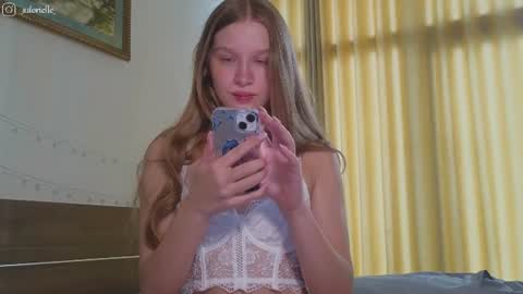 Snapshot of adorielle chatting on 07.18.26 Lia online show from 07.18.26