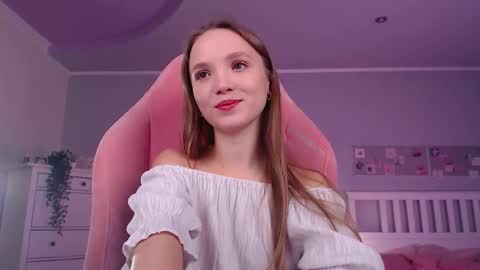 Snapshot of adria_arjona chatting on 11.06.25 Eva online show from 11.06.25