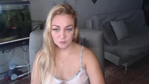 Adriana Paredes  online show from 02.17.25