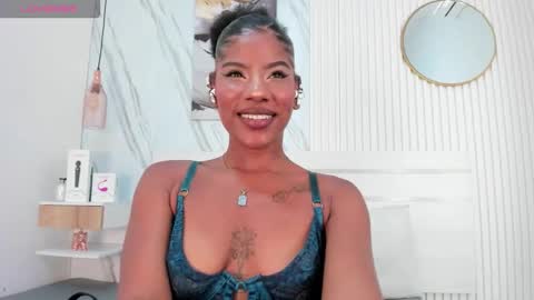 Snapshot of afro_luna chatting on 11.17.25 Afro Luna online show from 11.17.25