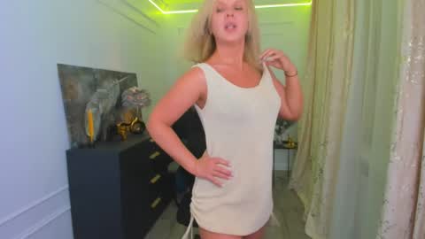 Snapshot of agathaklouin chatting on 05.28.26 Agatha online show from 05.28.26