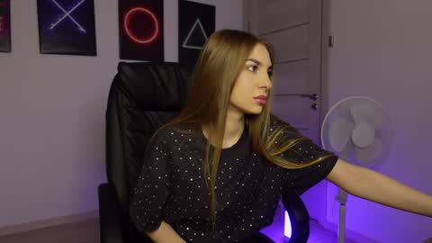 Snapshot of agelina_summer chatting on 02.15.25 Agelina Lilly Laura online show from 02.15.25