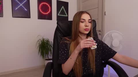 Snapshot of agelina_summer chatting on 02.15.25 Agelina Lilly Laura online show from 02.15.25