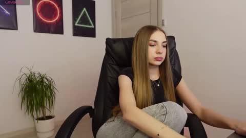 Snapshot of agelina_summer chatting on 02.16.25 Agelina Lilly Laura online show from 02.16.25