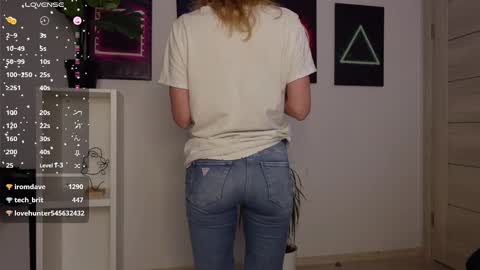 Snapshot of agelina_summer chatting on 02.19.25 Agelina Lilly Laura online show from 02.19.25