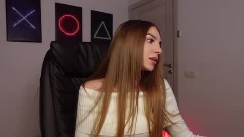 Snapshot of agelina_summer chatting on 02.19.25 Agelina Lilly Laura online show from 02.19.25