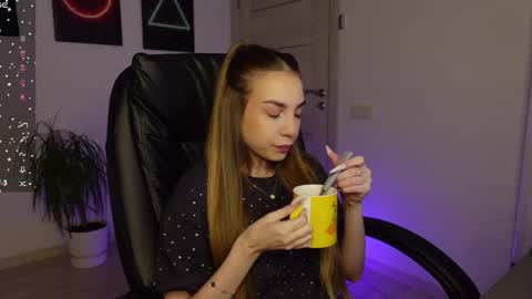 Snapshot of agelina_summer chatting on 02.23.25 Agelina Lilly Laura online show from 02.23.25