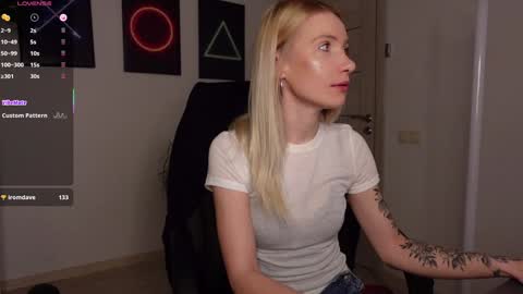 Snapshot of agelina_summer chatting on 03.12.25 Agelina Lilly Laura online show from 03.12.25