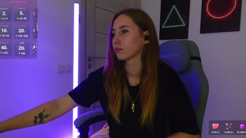 Snapshot of agelina_summer chatting on 09.18.25 Agelina Lilly Laura online show from 09.18.25