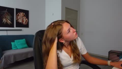 Agelina Lilly Laura online show from 08.03.26