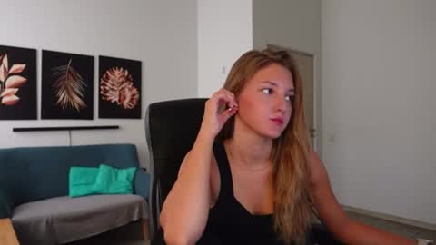Agelina Lilly Laura online show from 08.04.26