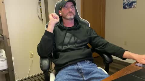 Snapshot of ah_shucks_ chatting on 04.05.26 AhShucks online show from 04.05.26