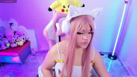 Snapshot of ahri_elderwood chatting on 10.05.25 Ahri help me get to 100  online show from 10.05.25