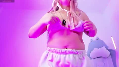 Snapshot of ahri_elderwood chatting on 03.31.26 Ahri help me get to 100 online show from 03.31.26