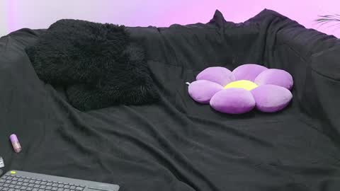 Snapshot of ahri_ossuri chatting on 12.16.24 ahri online show from 12.16.24