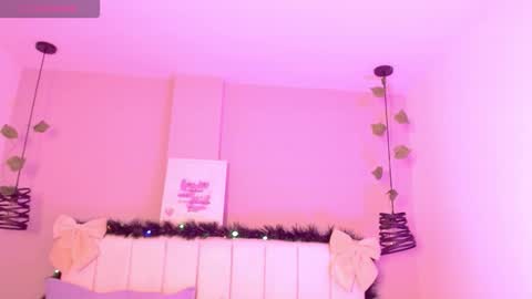 Snapshot of ahri_roux chatting on 12.15.25 ahry online show from 12.15.25