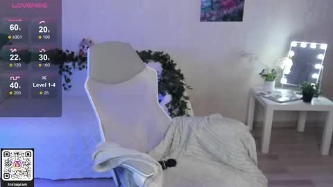 Snapshot of aiklynne chatting on 11.16.25 Lynn online show from 11.16.25