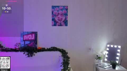 Snapshot of aiklynne chatting on 11.21.25 Lynn online show from 11.21.25