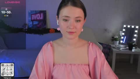 Snapshot of aiklynne chatting on 11.28.25 Lynn online show from 11.28.25