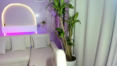 Snapshot of ailee_naughty chatting on 12.14.25 online show from 12.14.25