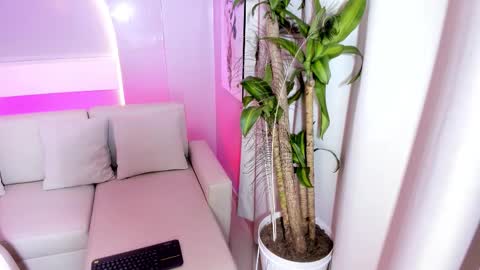 Snapshot of ailee_naughty chatting on 12.18.25 online show from 12.18.25