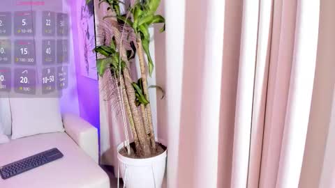 Snapshot of ailee_naughty chatting on 12.19.25 online show from 12.19.25