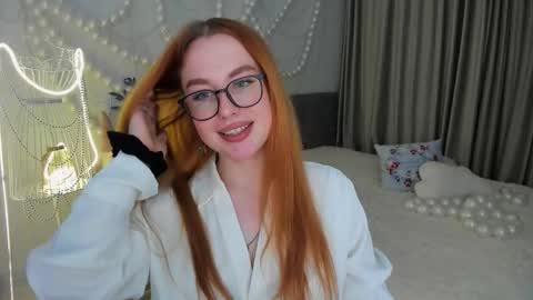 Snapshot of airysilhouette chatting on 12.15.25 Louise online show from 12.15.25