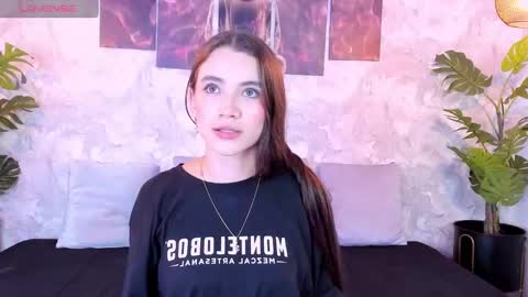 Snapshot of aitana_baker_ chatting on 10.20.25 little aitana online show from 10.20.25