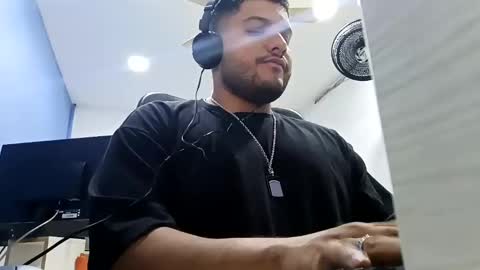 Snapshot of aj_cooper90_ chatting on 02.05.25 Esteban online show from 02.05.25