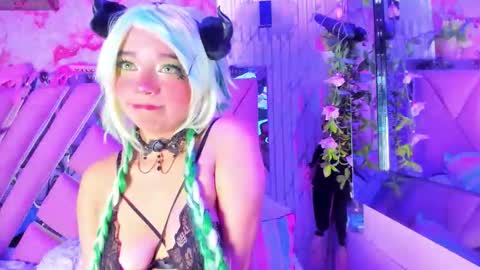 Snapshot of akane_hikari_ chatting on 12.20.25 akane hikari online show from 12.20.25