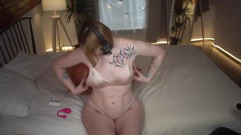 Snapshot of akaneiro_demon chatting on 02.18.25 Akaneiro online show from 02.18.25