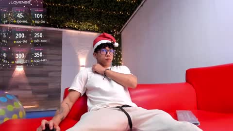 Snapshot of akazaboy chatting on 12.22.24 akazaboy online show from 12.22.24