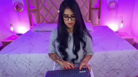 alahiacolucci online show from 05.30.26