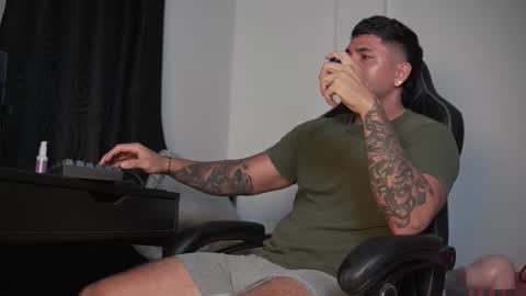 Snapshot of alan_muscle chatting on 11.05.25 Alan online show from 11.05.25