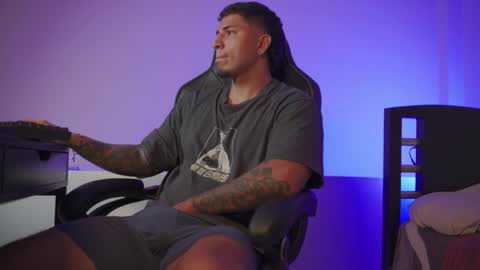 Snapshot of alan_muscle chatting on 11.19.25 Alan online show from 11.19.25